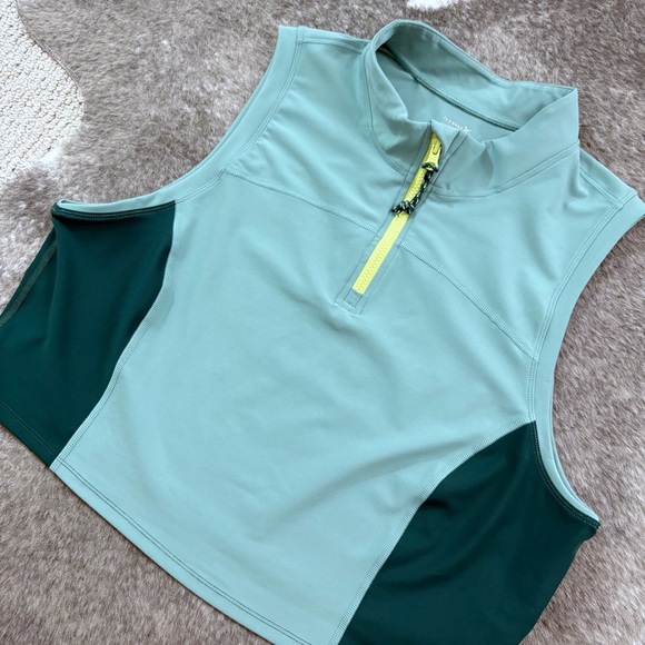 Sleeveless Half Zip Cropped Top - Picture 3 of 10